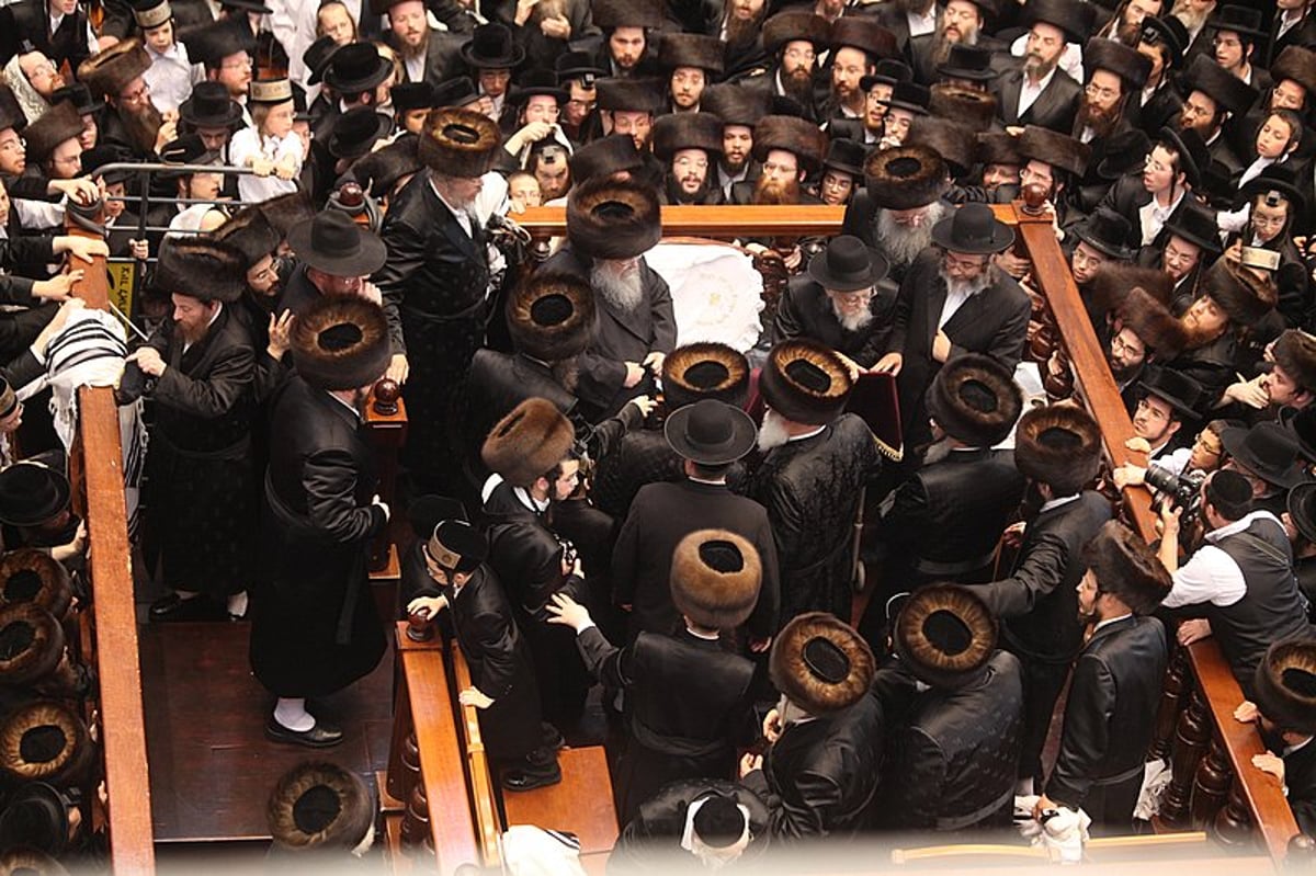 תיעוד מרהיב: מרן הגרי"ש בברית לנכד הרבי מבעלזא