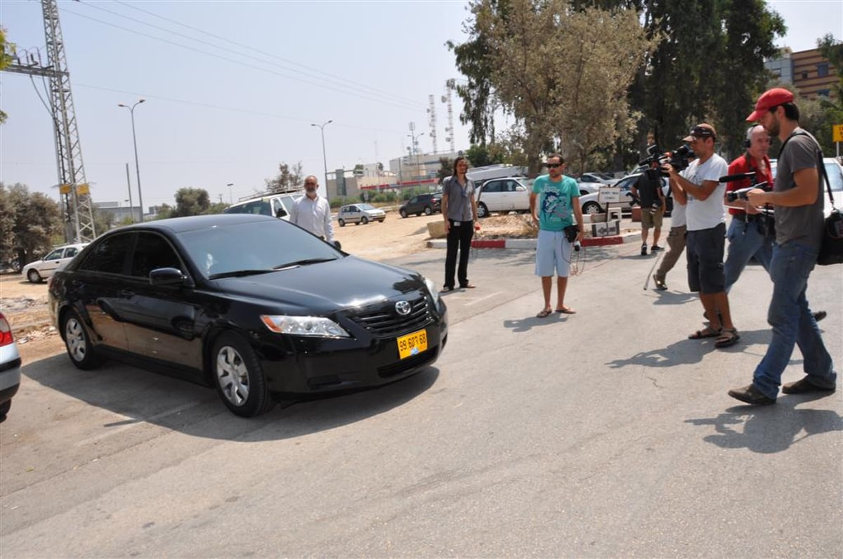 שנה אחרי: בניזרי משתחרר מהכלא; הערב: בנו מתארס