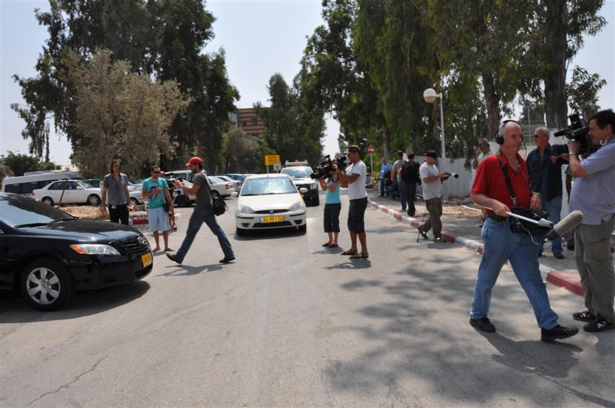 שנה אחרי: בניזרי משתחרר מהכלא; הערב: בנו מתארס