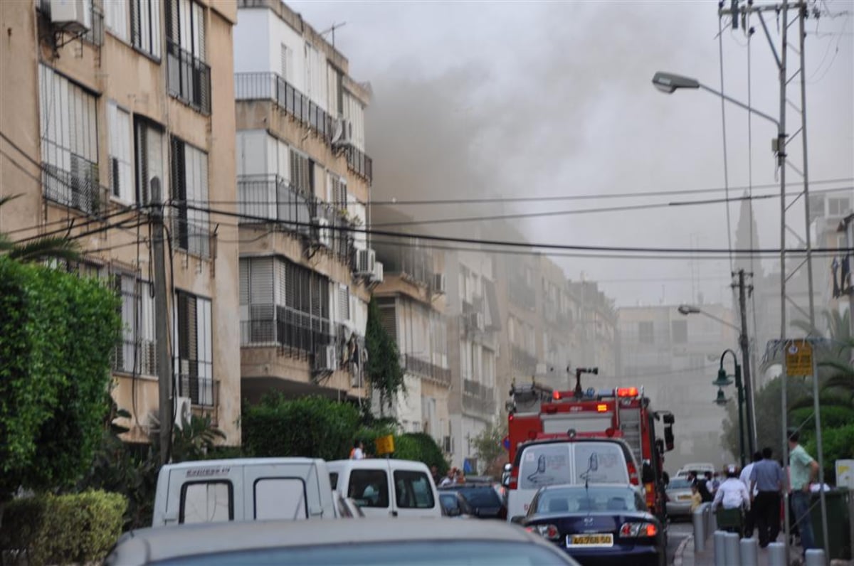 בני-ברק: בניין עלה בלהבות, פקח הציל הדיירים