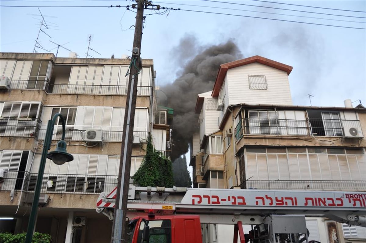 בני-ברק: בניין עלה בלהבות, פקח הציל הדיירים