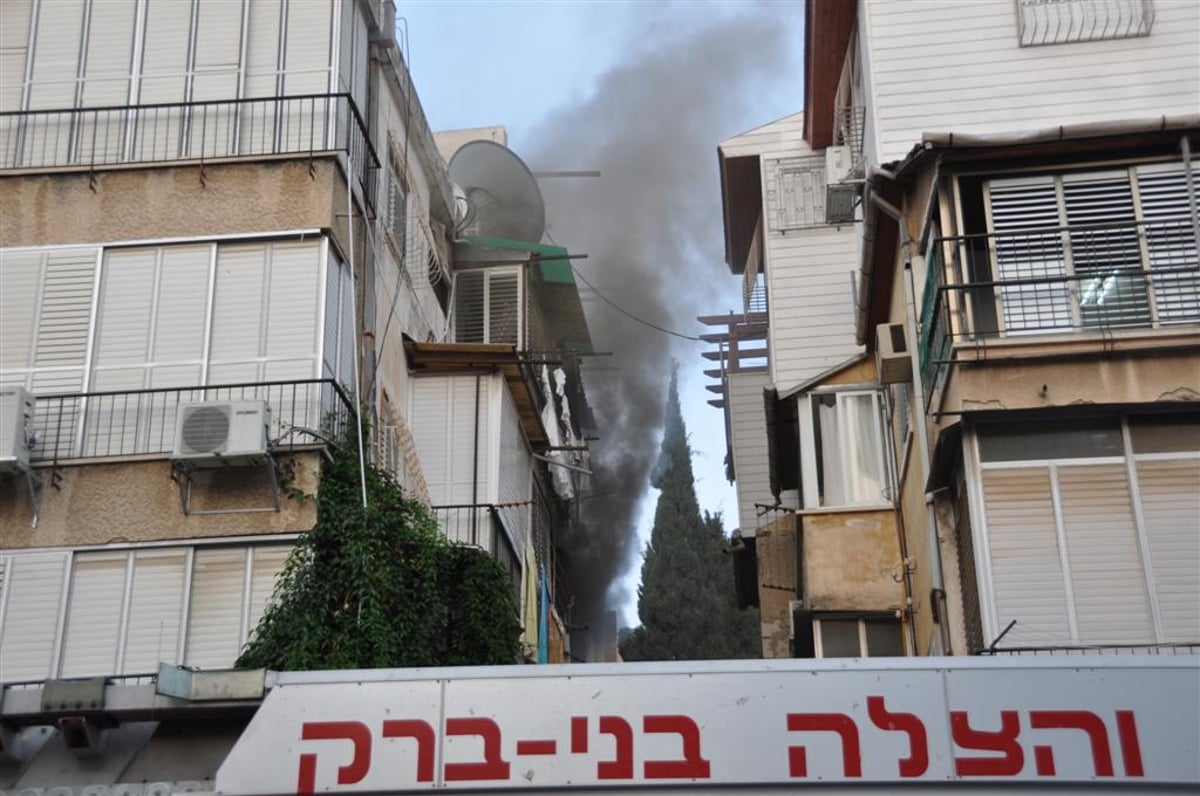 בני-ברק: בניין עלה בלהבות, פקח הציל הדיירים