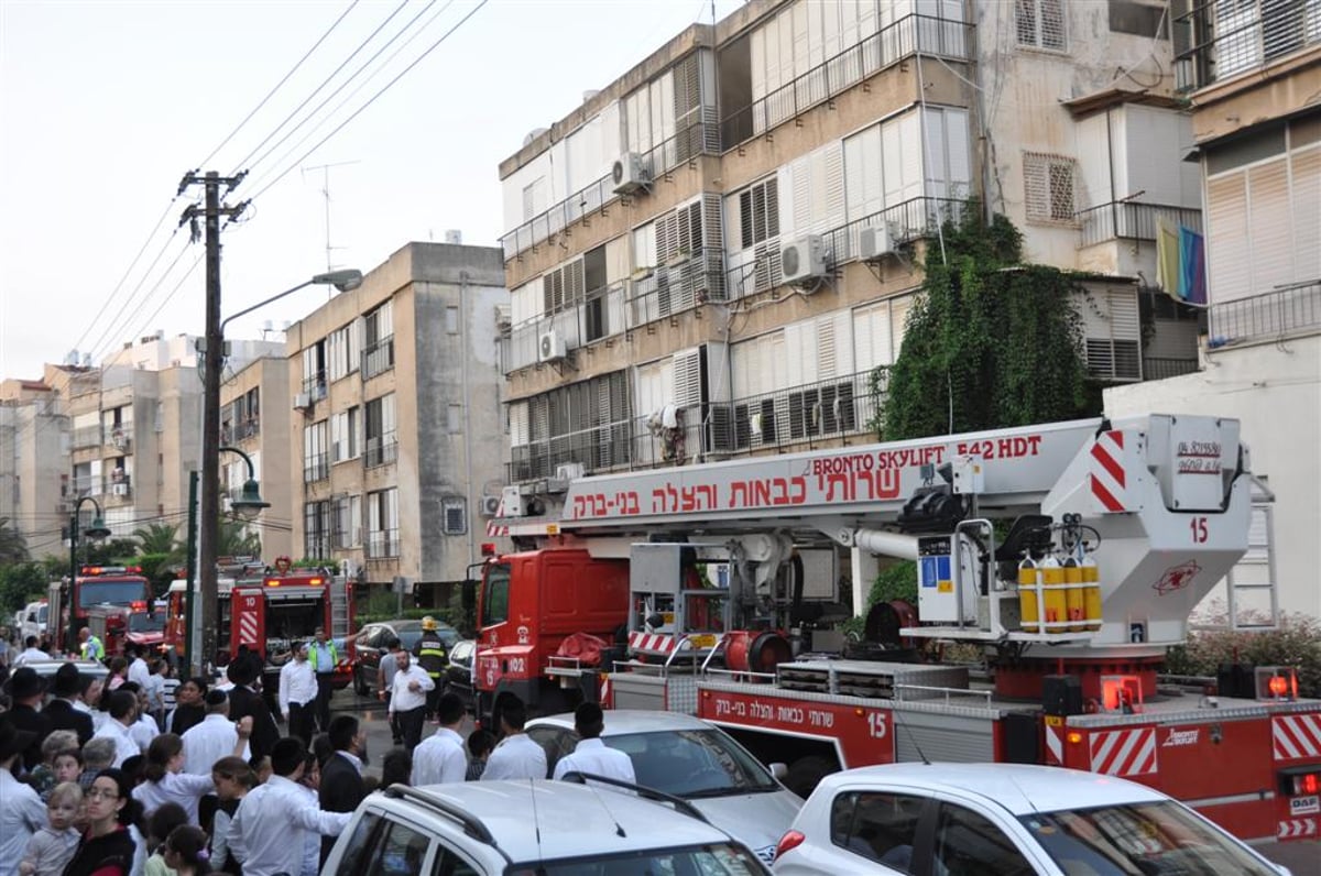 בני-ברק: בניין עלה בלהבות, פקח הציל הדיירים