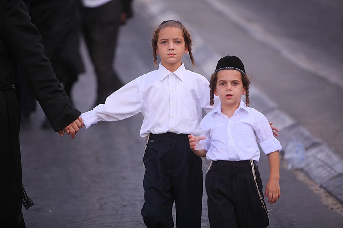 החסידים הנרגשים איחלו: "רב´ה, מזל-טוב, מזל-טוב"