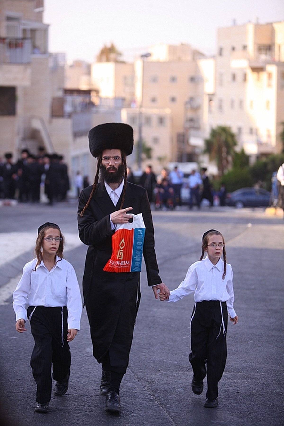 החסידים הנרגשים איחלו: "רב´ה, מזל-טוב, מזל-טוב"