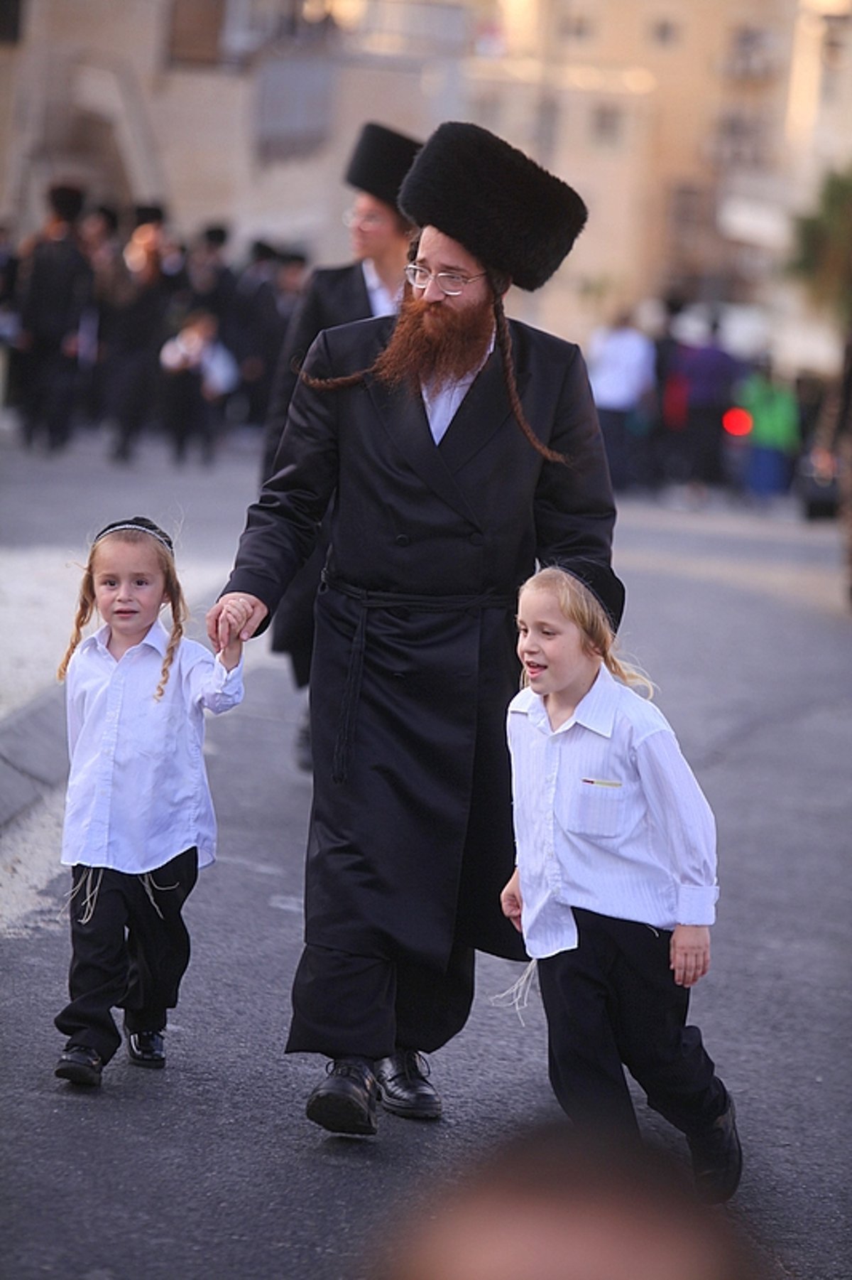 החסידים הנרגשים איחלו: "רב´ה, מזל-טוב, מזל-טוב"