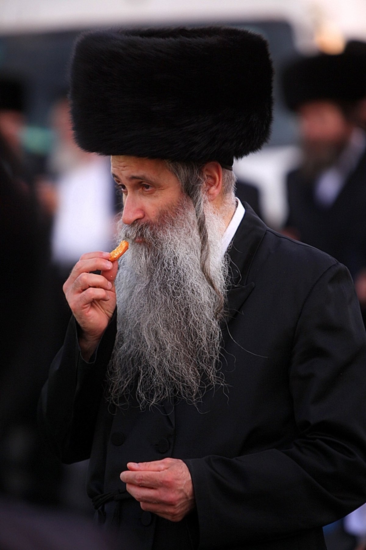 החסידים הנרגשים איחלו: "רב´ה, מזל-טוב, מזל-טוב"