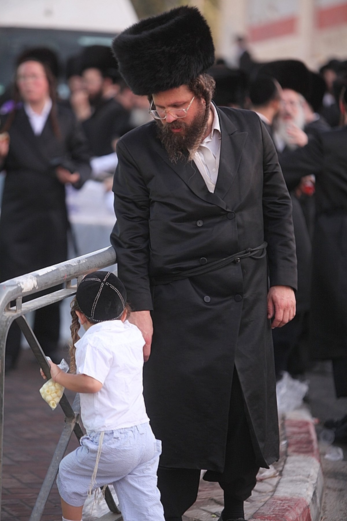 החסידים הנרגשים איחלו: "רב´ה, מזל-טוב, מזל-טוב"