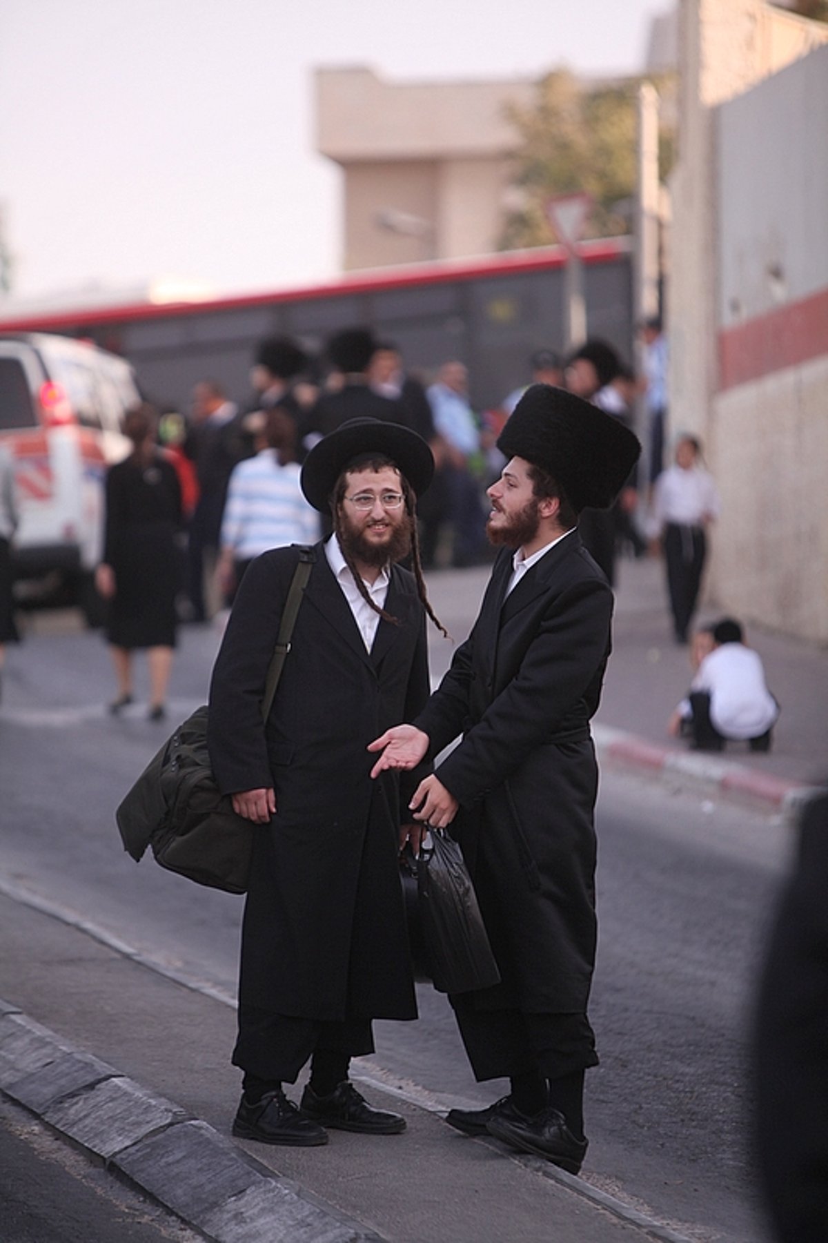 החסידים הנרגשים איחלו: "רב´ה, מזל-טוב, מזל-טוב"