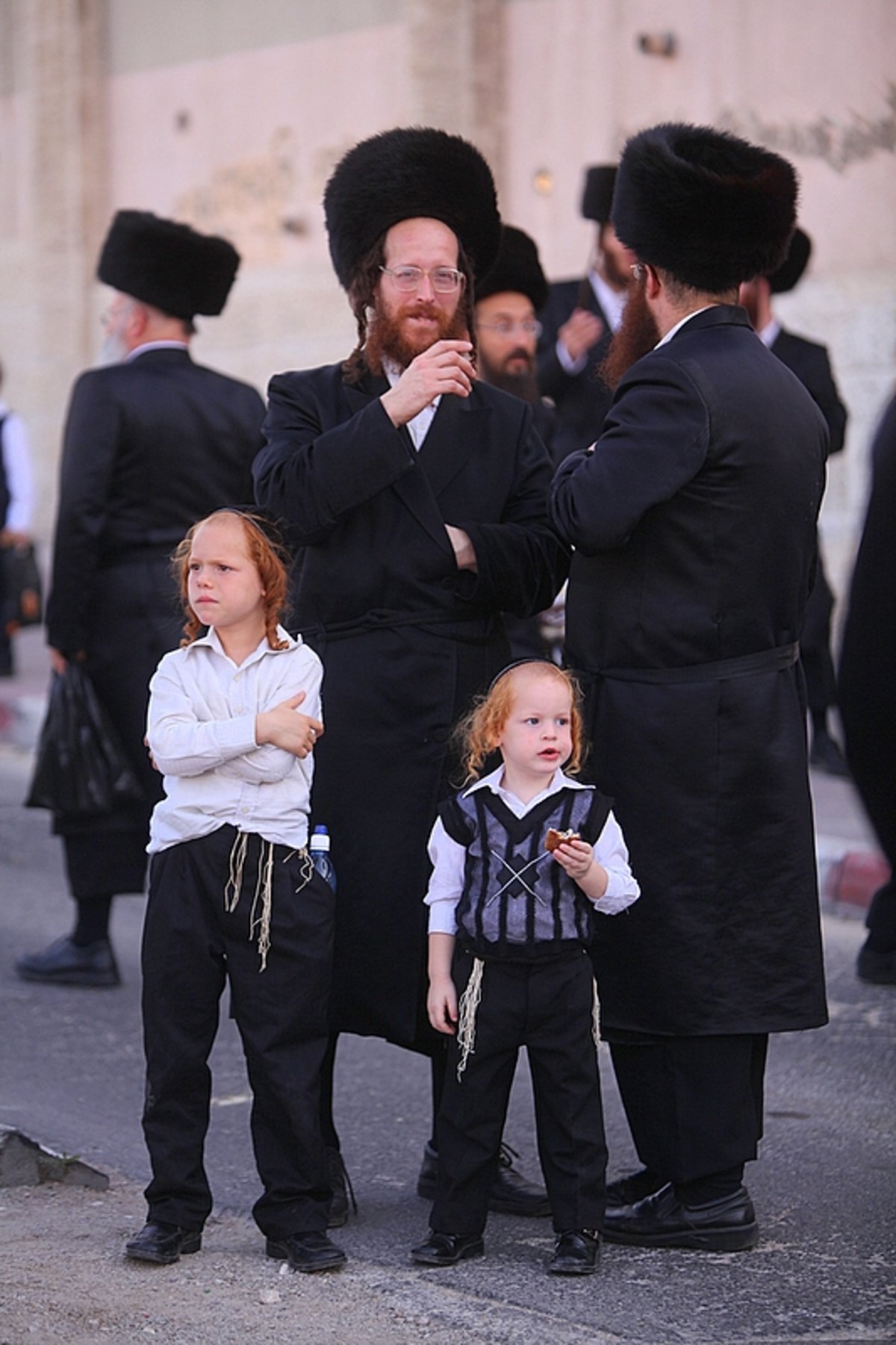 החסידים הנרגשים איחלו: "רב´ה, מזל-טוב, מזל-טוב"