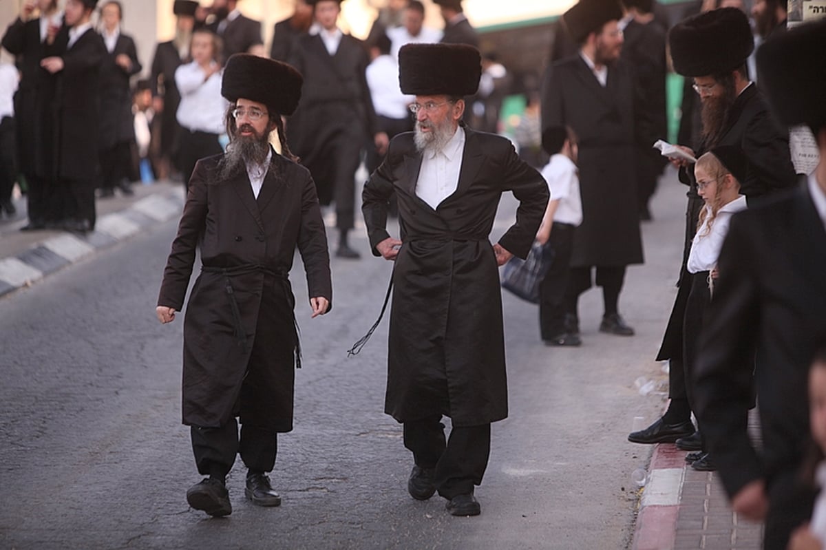 החסידים הנרגשים איחלו: "רב´ה, מזל-טוב, מזל-טוב"