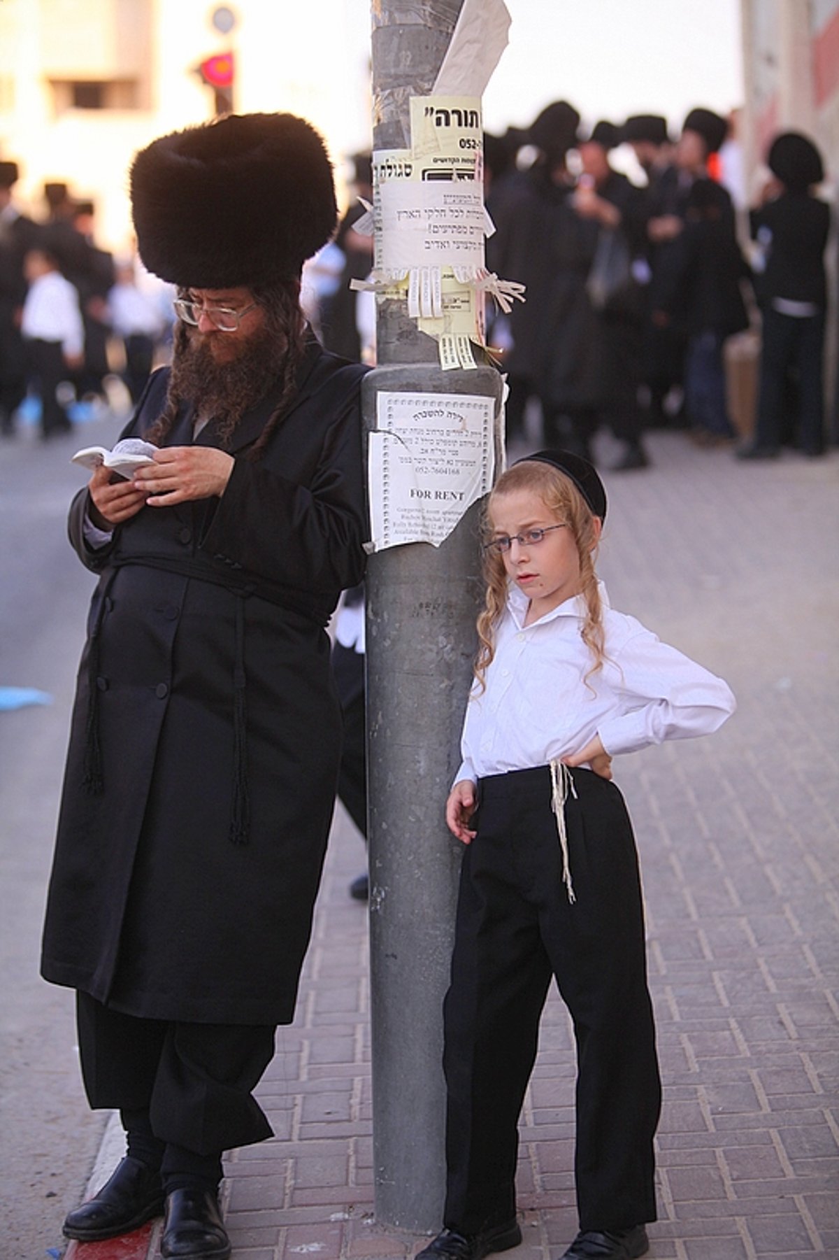 החסידים הנרגשים איחלו: "רב´ה, מזל-טוב, מזל-טוב"