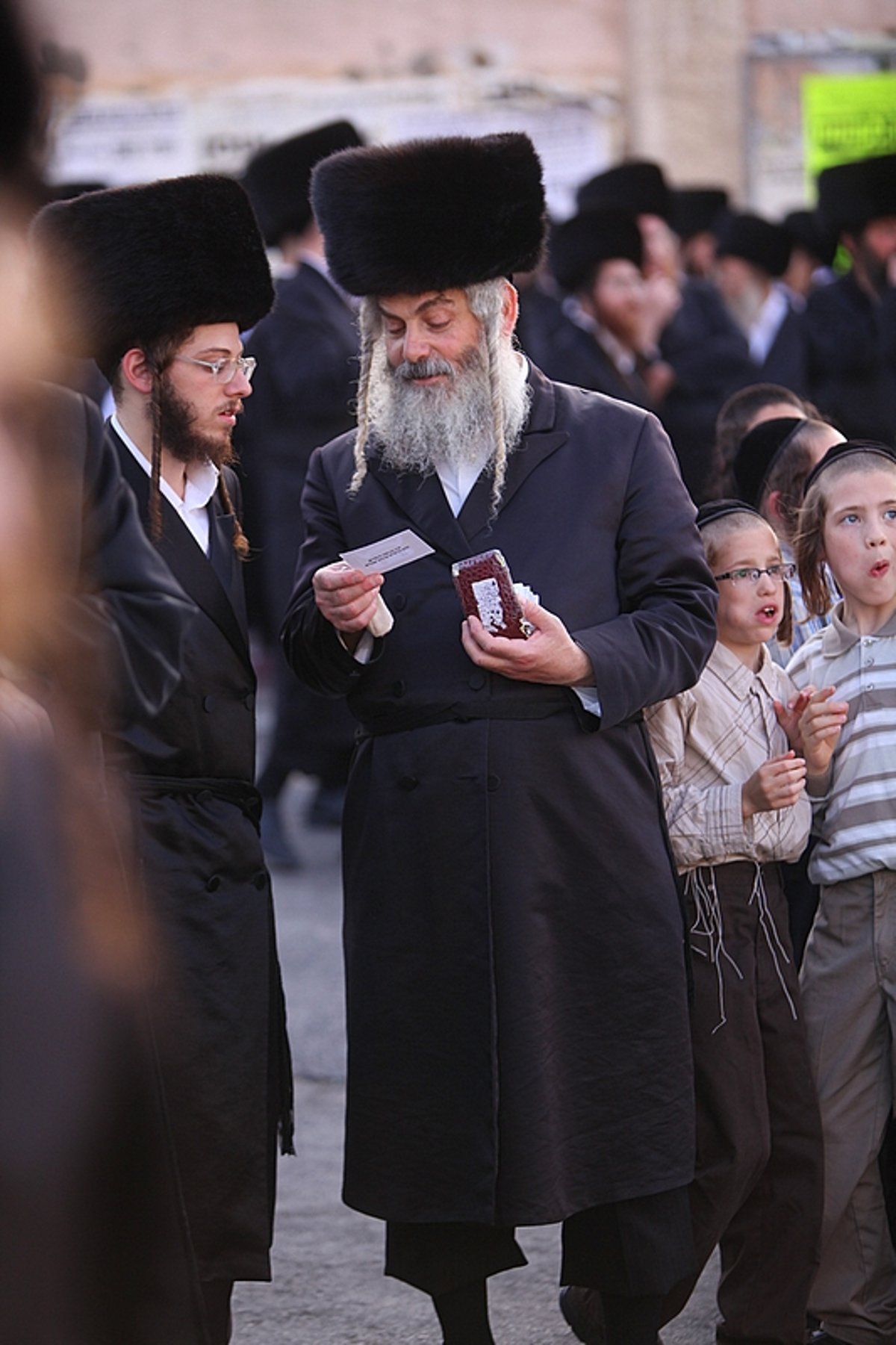 החסידים הנרגשים איחלו: "רב´ה, מזל-טוב, מזל-טוב"