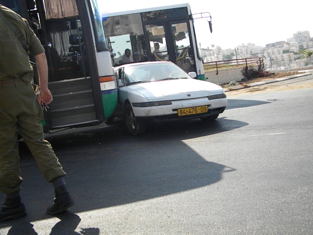 סופר-בום: אוטובוס התנגש ברכב במודיעין-עלית