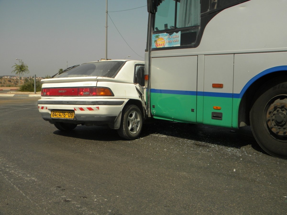 סופר-בום: אוטובוס התנגש ברכב במודיעין-עלית