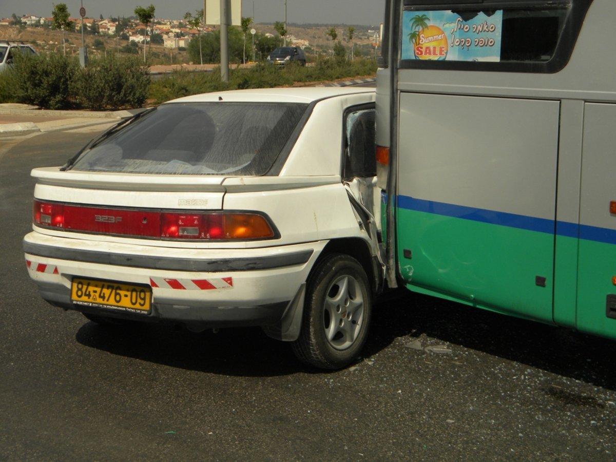 סופר-בום: אוטובוס התנגש ברכב במודיעין-עלית