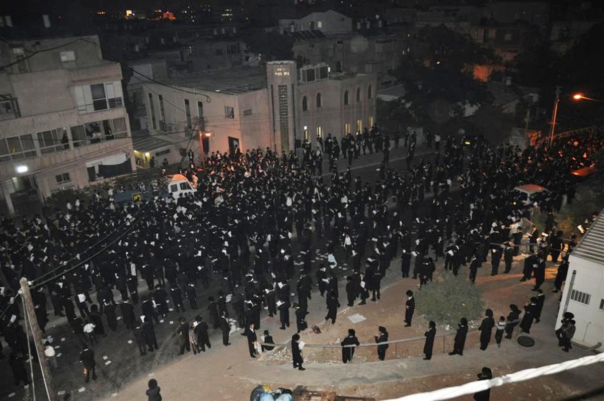 באשמורת הבוקר: בני-ברק זעקה נגד חילולי הקברים