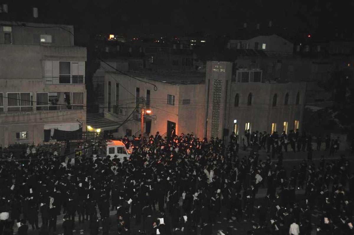 באשמורת הבוקר: בני-ברק זעקה נגד חילולי הקברים