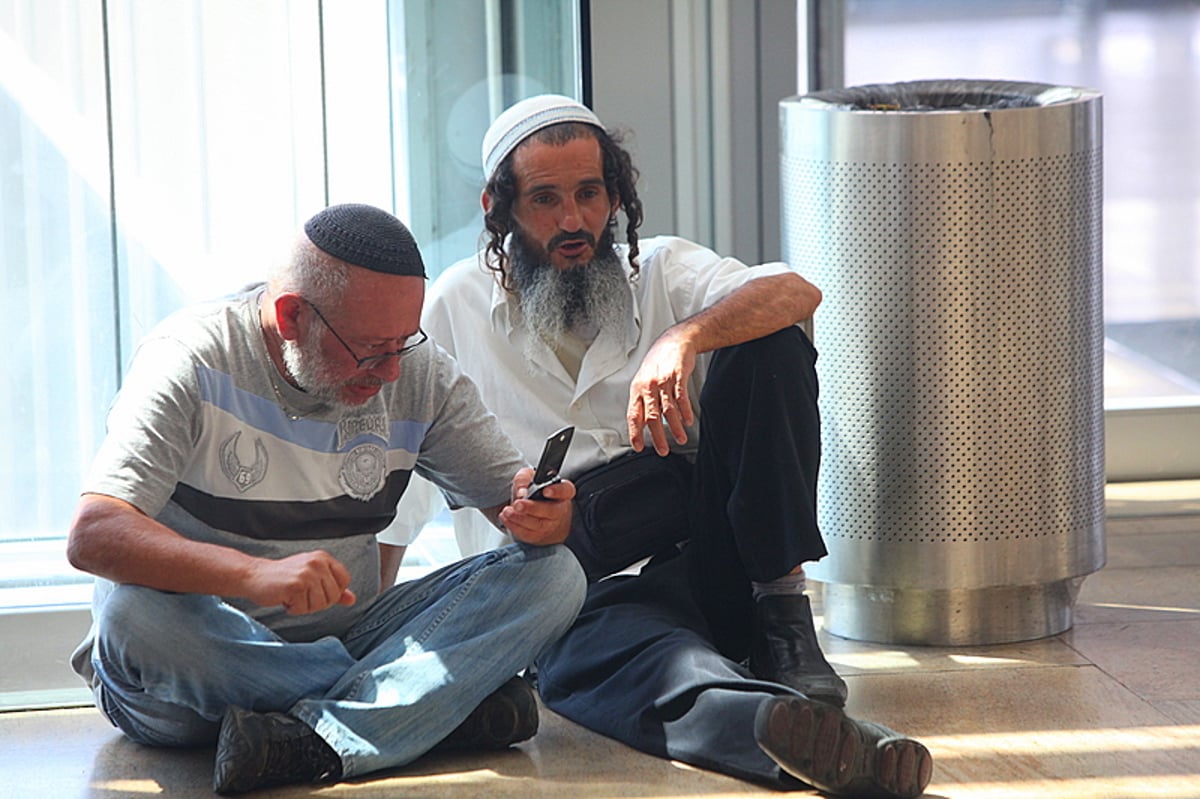 רבבות בדרכם לאומן: צלם "כיכר השבת" עם הנוסעים