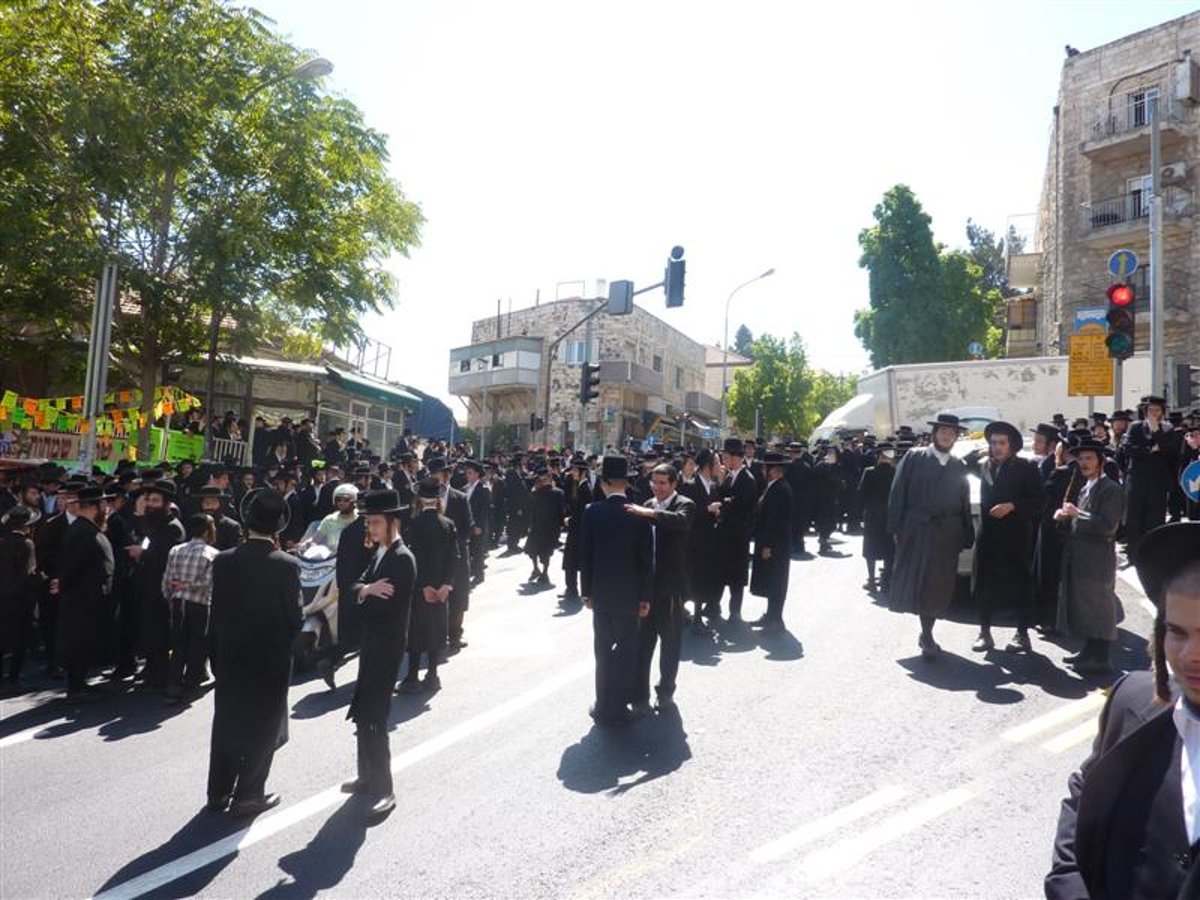 זעקות בכיכר: "רבותיי, נלך לחטוף מכות. זכות גדולה"