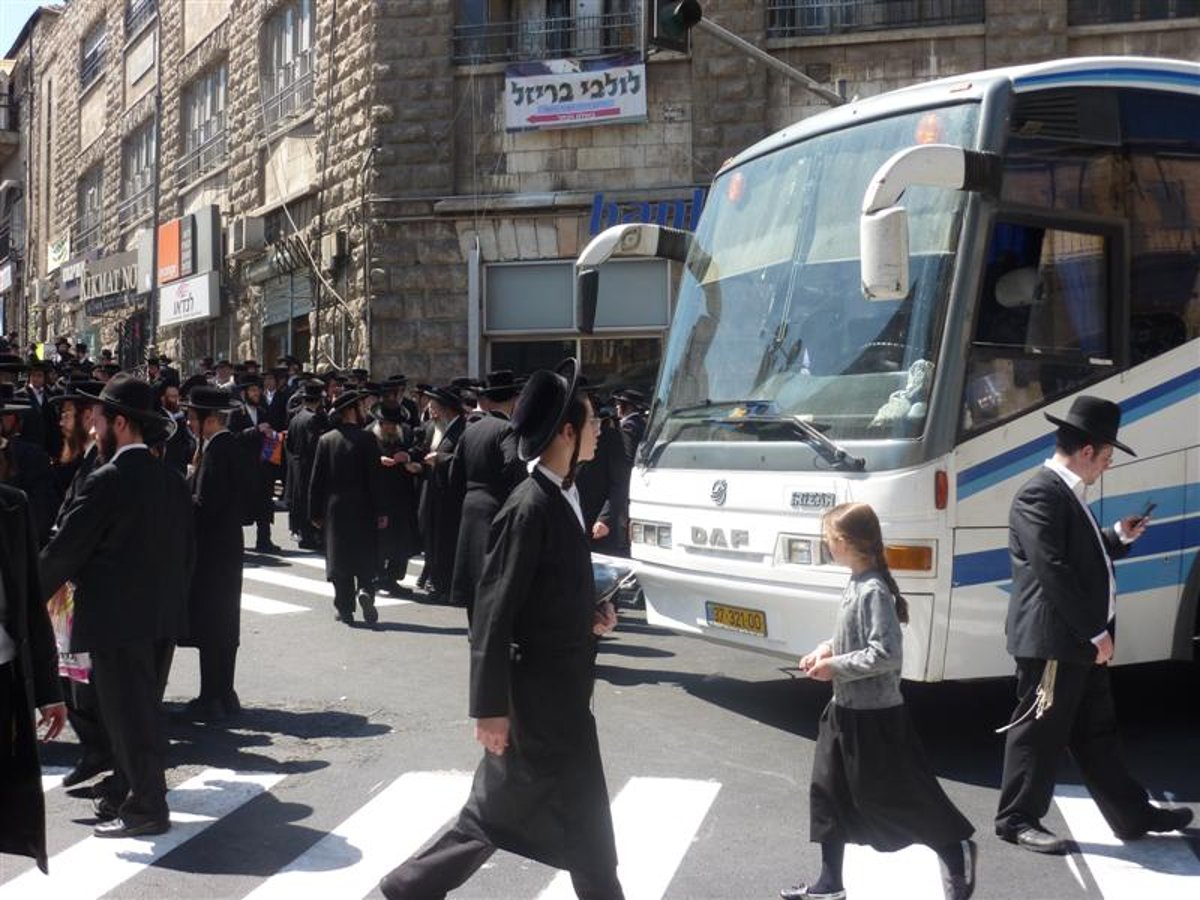 זעקות בכיכר: "רבותיי, נלך לחטוף מכות. זכות גדולה"