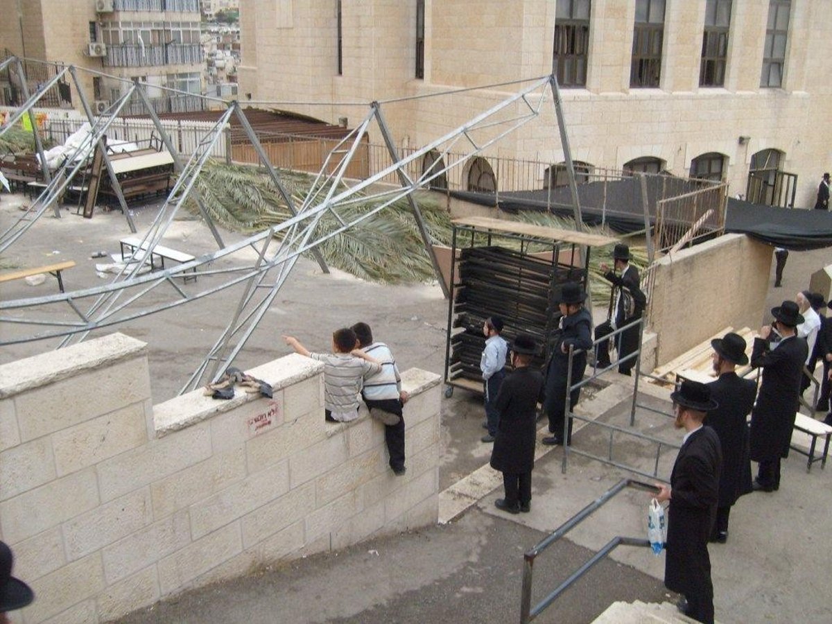 סוכת סאטמר הנופלת: צפו בתמונות