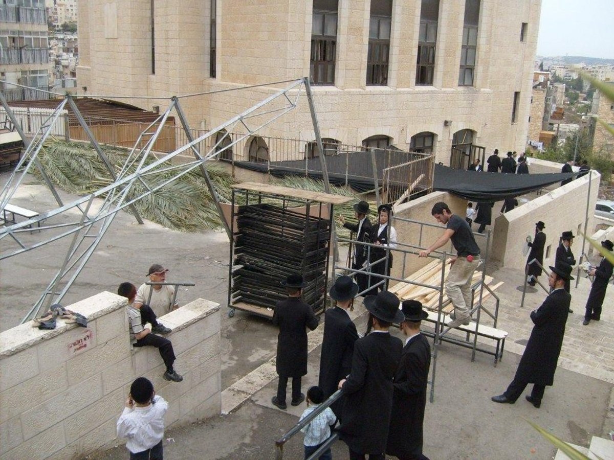 סוכת סאטמר הנופלת: צפו בתמונות