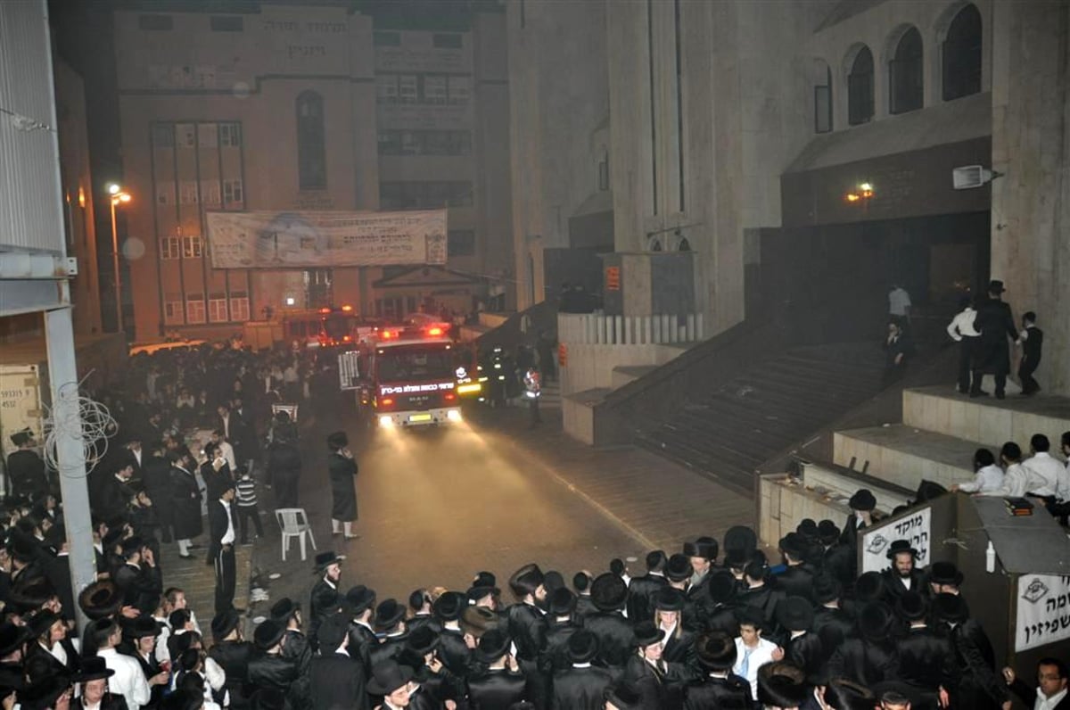 אלפי החסידים נכנסו להיכל ונחרדו: ספרי-התורה נשרפו