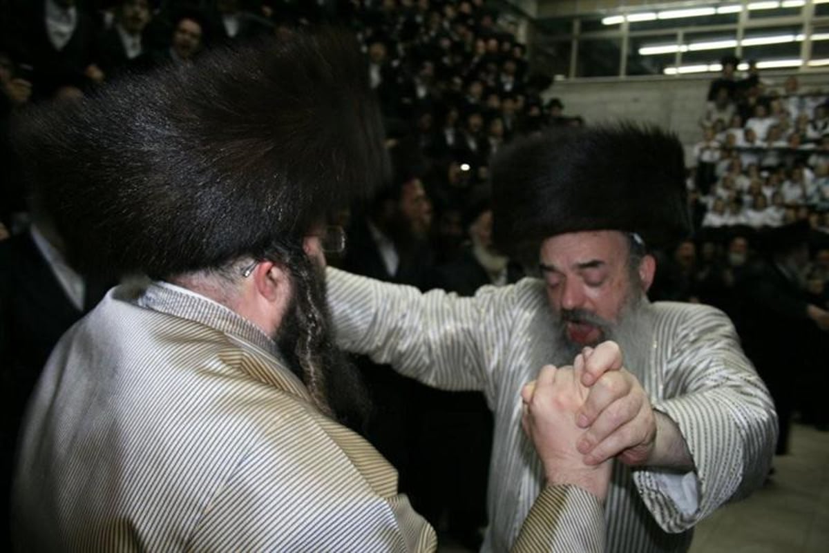 כשאבוקות בידיו: האדמו"ר מלעלוב מלהיב את חסידיו