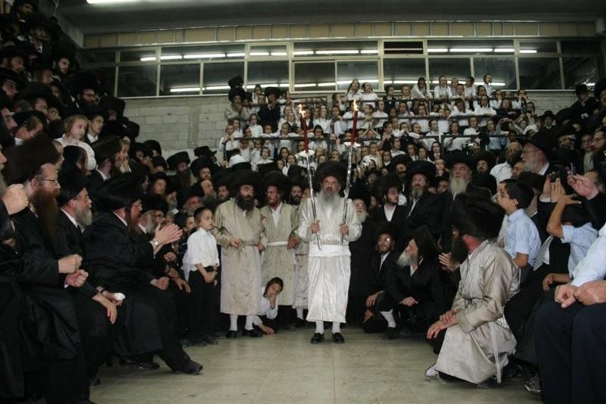 כשאבוקות בידיו: האדמו"ר מלעלוב מלהיב את חסידיו