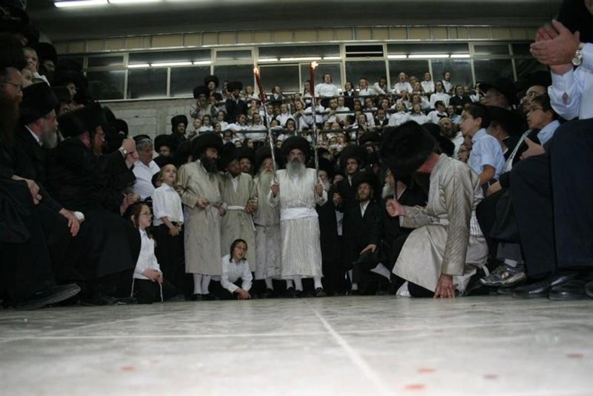 כשאבוקות בידיו: האדמו"ר מלעלוב מלהיב את חסידיו