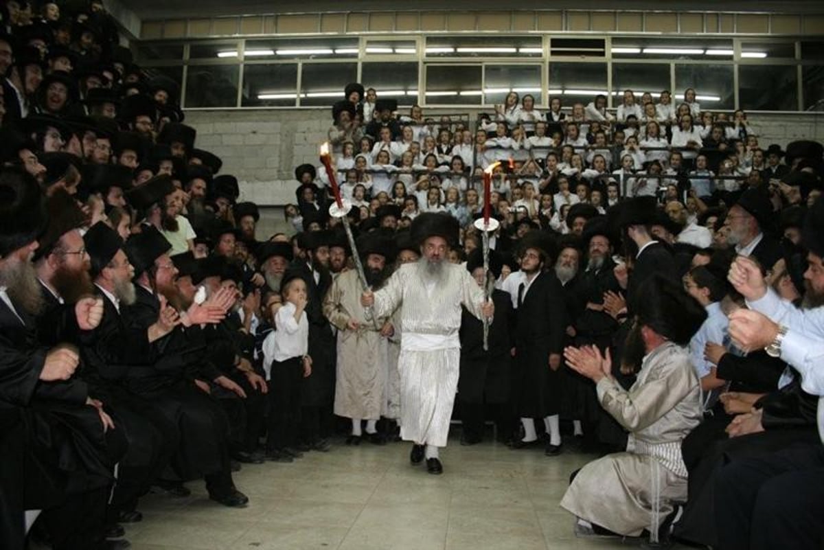 כשאבוקות בידיו: האדמו"ר מלעלוב מלהיב את חסידיו