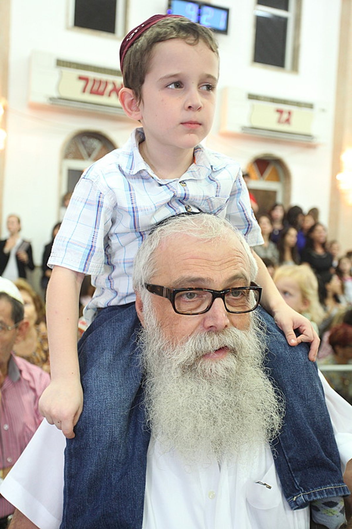 לראות ולא להאמין: חרדים וחילונים רוקדים עם התורה