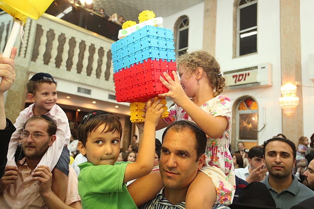 לראות ולא להאמין: חרדים וחילונים רוקדים עם התורה