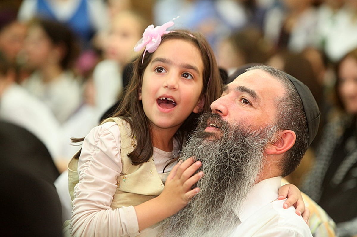 לראות ולא להאמין: חרדים וחילונים רוקדים עם התורה