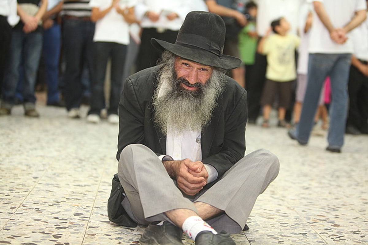 לראות ולא להאמין: חרדים וחילונים רוקדים עם התורה