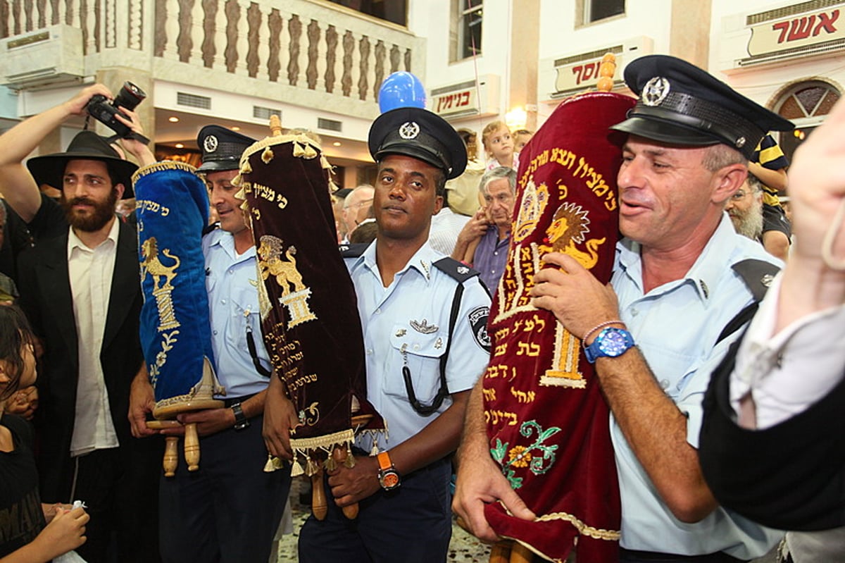 לראות ולא להאמין: חרדים וחילונים רוקדים עם התורה