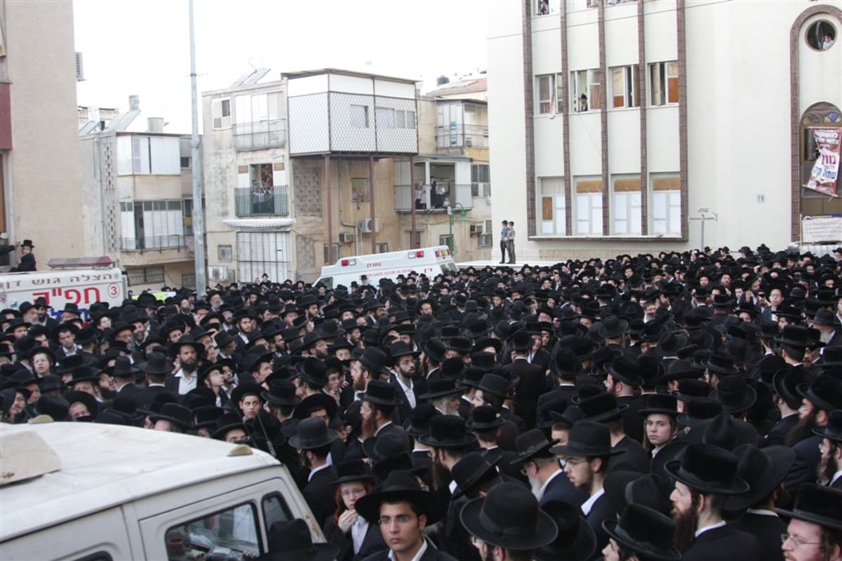 עשרות אלפים באבל: ספרי התורה נטמנו בהלווית ענק