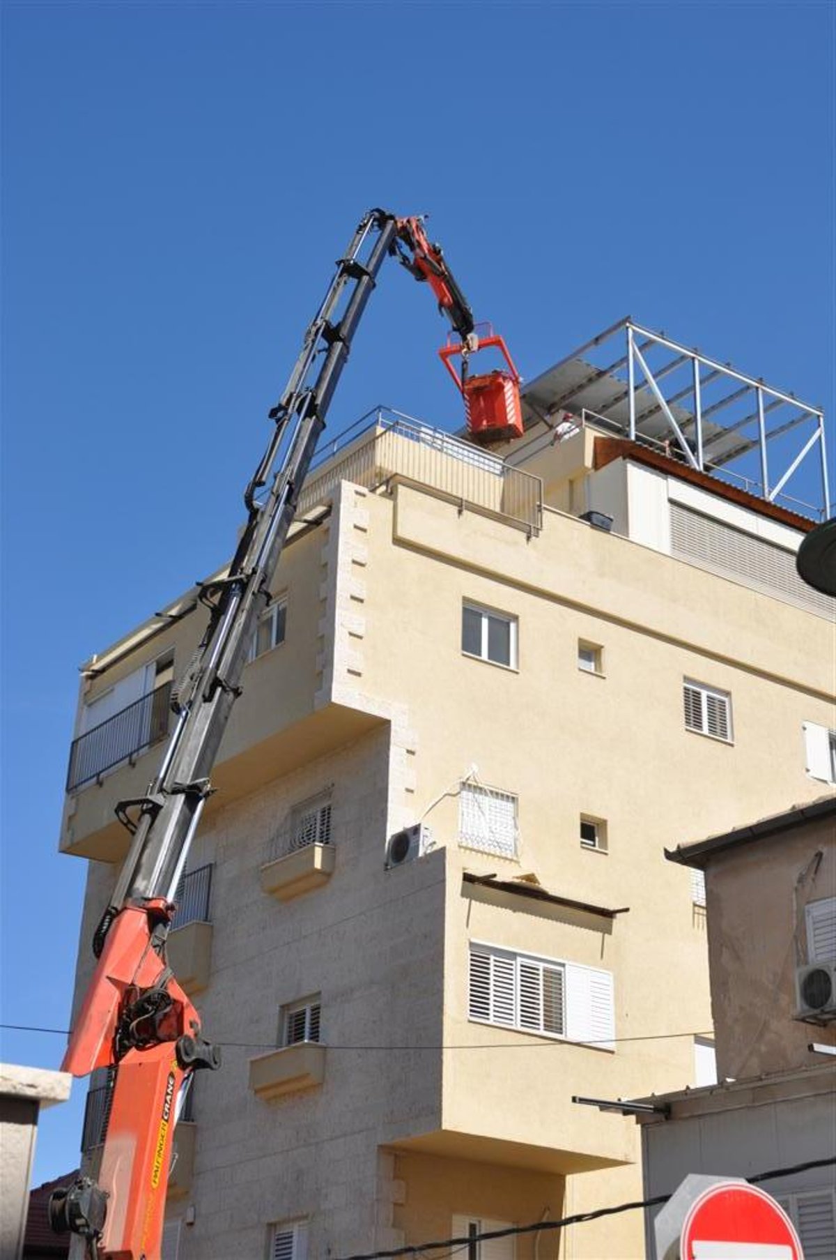 בני-ברק: זלזלו בצווים ואיבדו את הגג