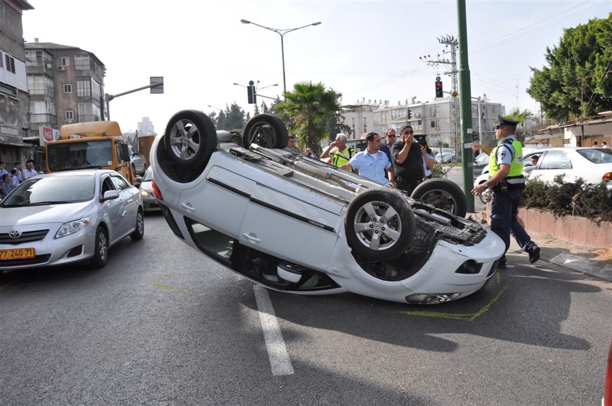 תיעוד: הרכב התהפך, הנהג יצא ללא פגע