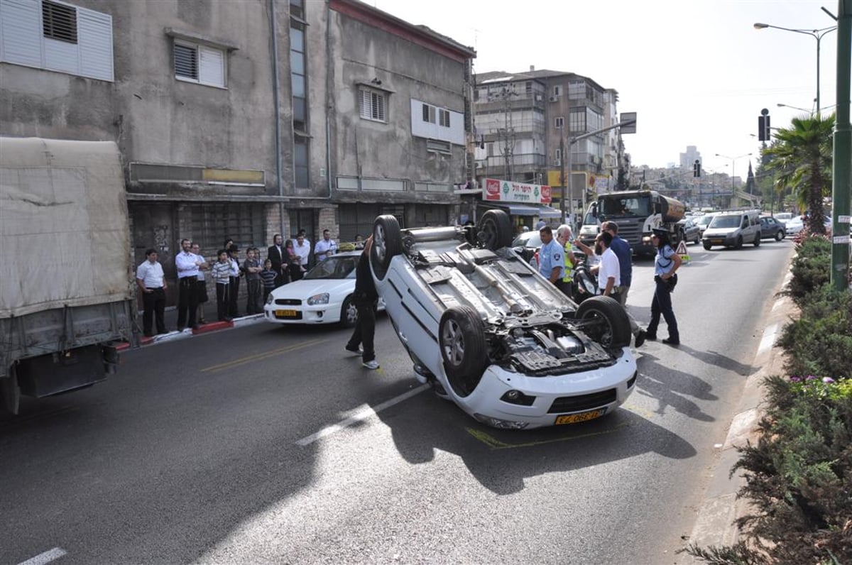 תיעוד: הרכב התהפך, הנהג יצא ללא פגע