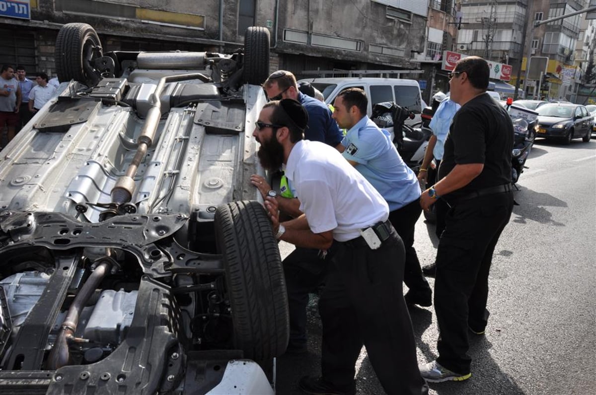 תיעוד: הרכב התהפך, הנהג יצא ללא פגע