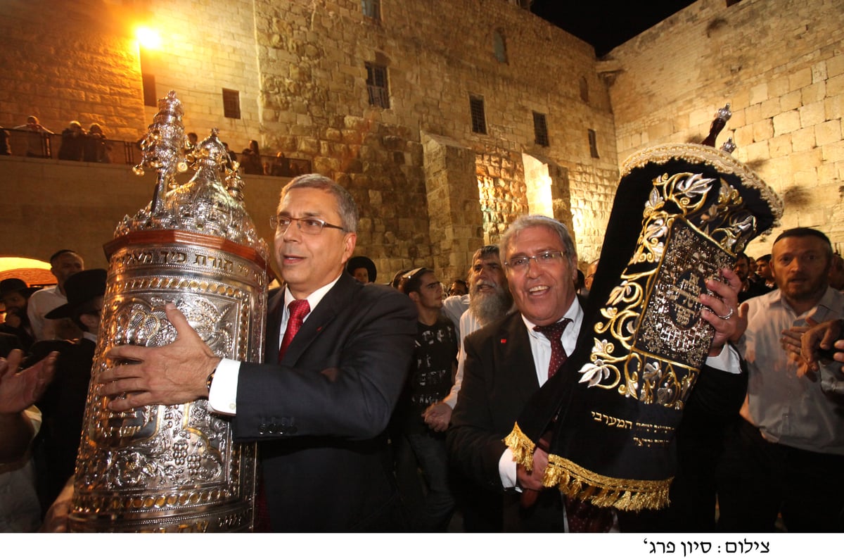 הוכנסו ספרי תורה תרומת בנק הפועלים לרחבת הכותל המערבי