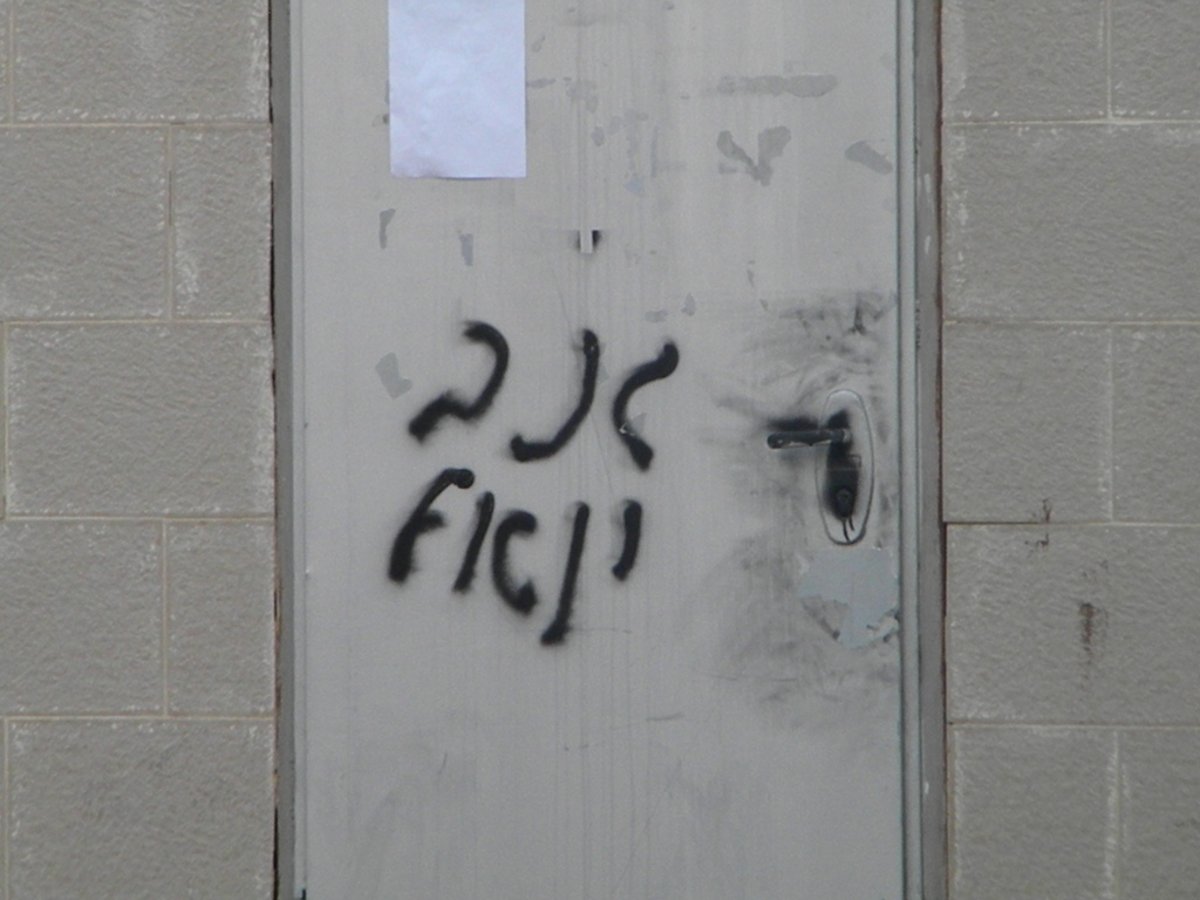 נאצה על בית-כנסת בברכפלד: "גנבים"