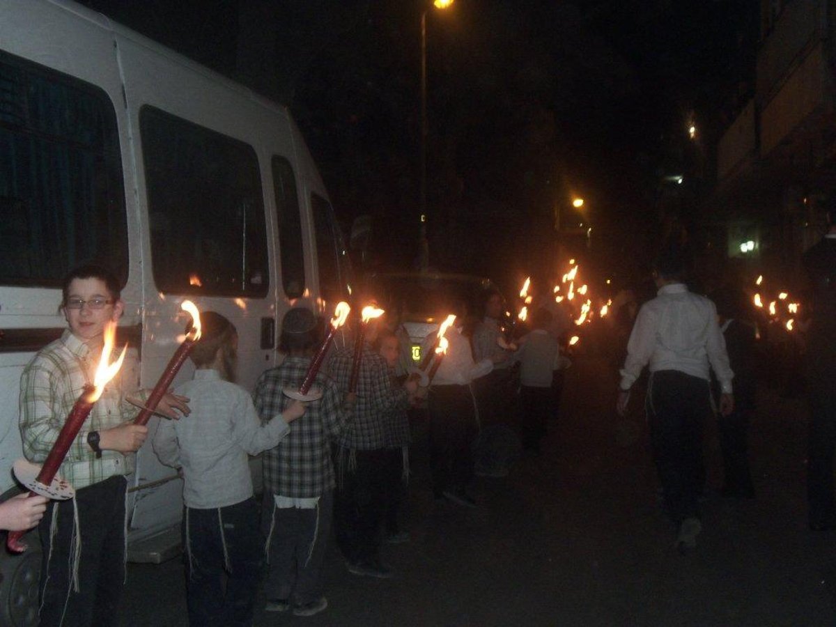 הגרי"ש הדליק נר ראשון וחגג הכנסת ספר-תורה