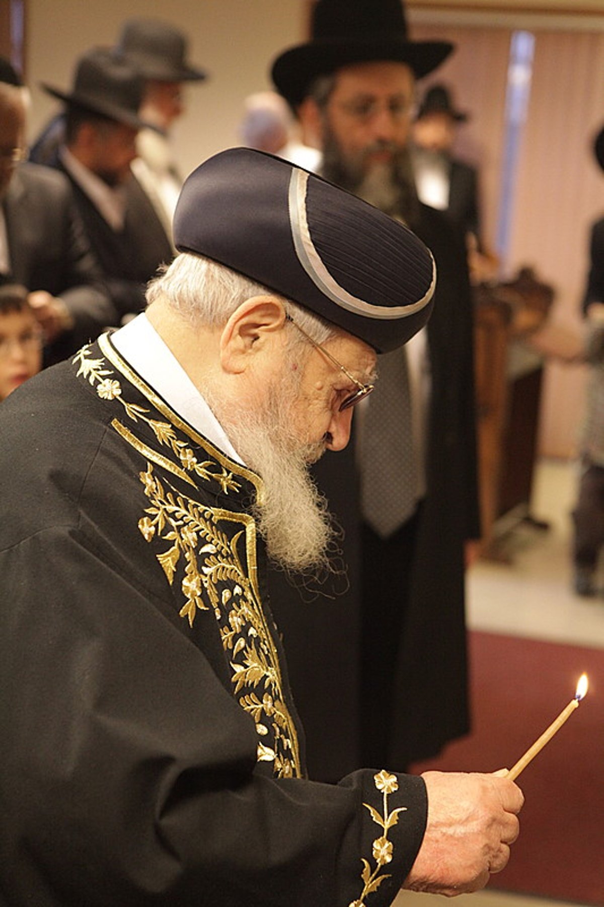 נר שני של חנוכה עם מרן: תיעוד מהדלקה עם הגר"ע