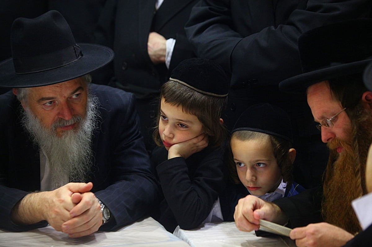 תיעוד נדיר: האדמו"ר מערלוי בחנוכה