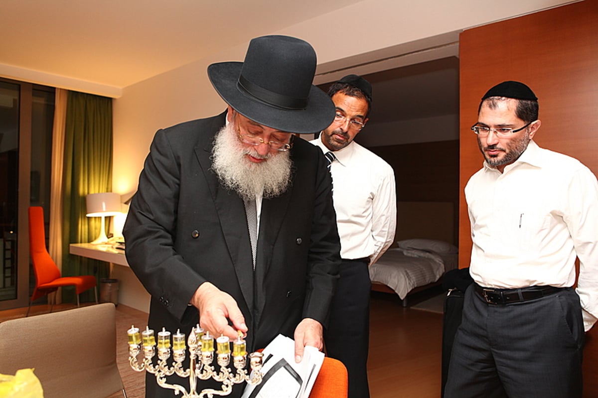 חנוכה, מלון הילטון, יוון: הגר"ש עמאר מדליק