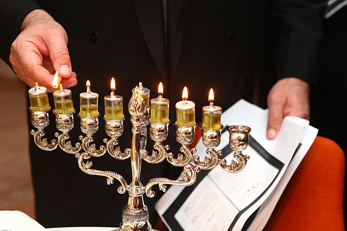 חנוכה, מלון הילטון, יוון: הגר"ש עמאר מדליק