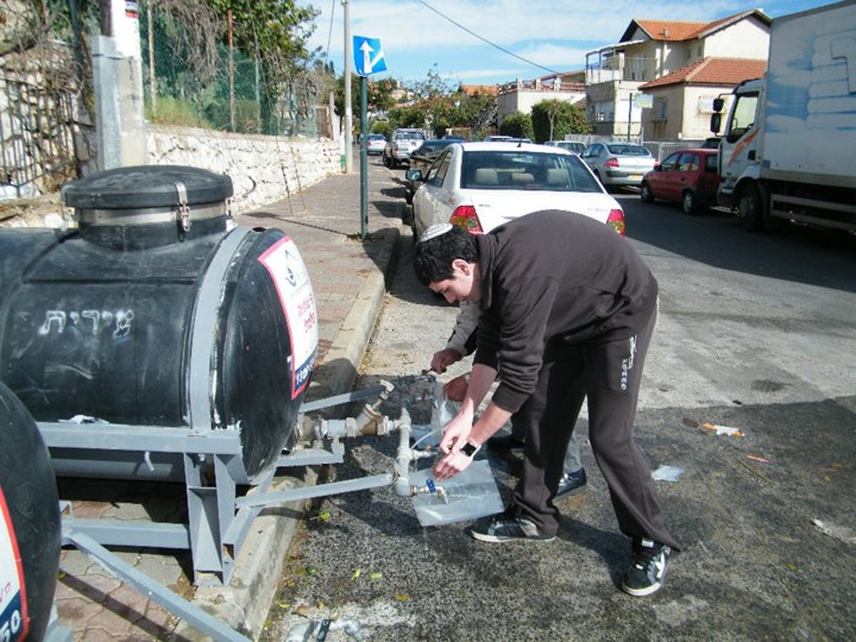 אין מים בברזים: תושבים בצפת קיבלו מים בשקיות